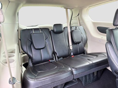 Used 2023 Chrysler Pacifica Touring-L FWD image 27