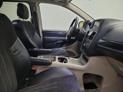 Used 2016 Chrysler Town & Country Limited image 21