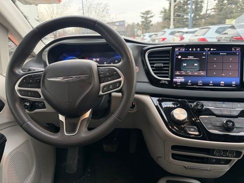 Used 2022 Chrysler Pacifica Touring-L FWD image 21