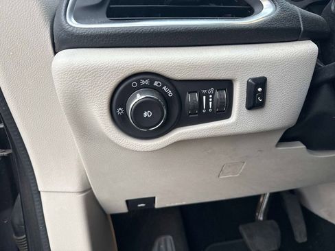 Used 2018 Chrysler Pacifica Limited image 30