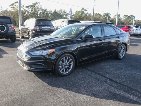 Used 2017 Ford Fusion SE FWD image 4