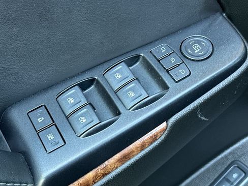 Used 2019 Chevrolet Suburban Premier AWD/4WD image 13