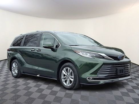 Used 2023 Toyota Sienna Limited image 1