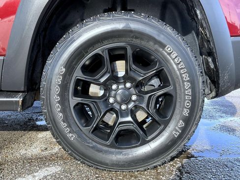 Used 2019 Jeep Cherokee Trailhawk image 22