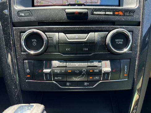 Used 2016 Ford Explorer XLT w/ Equipment Group 202A AWD/4WD image 21