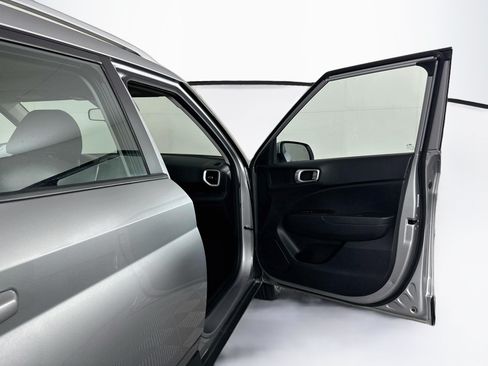 Used 2025 Hyundai Venue SEL FWD image 31