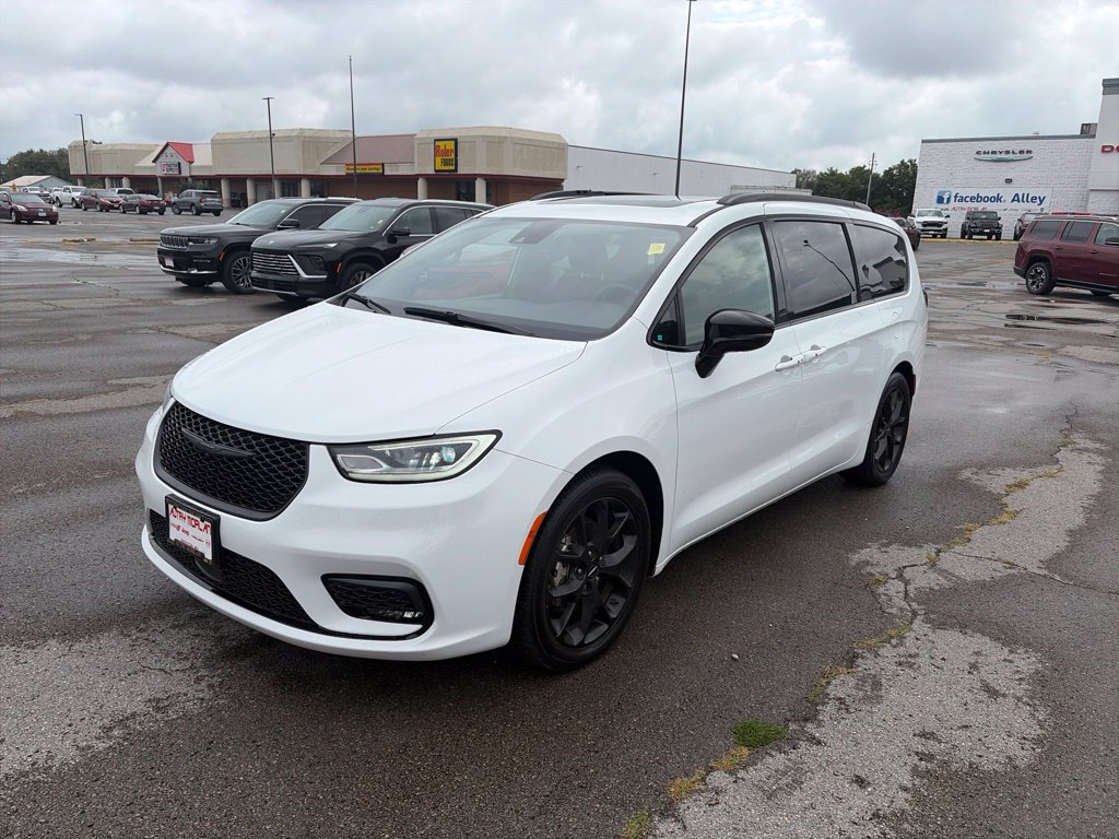 Used 2025 Chrysler Pacifica Limited FWD image 2