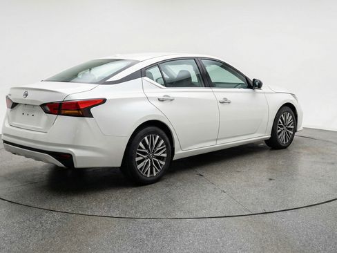 Used 2025 Nissan Altima 2.5 SV FWD image 9