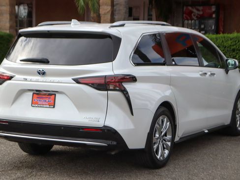 Used 2023 Toyota Sienna Platinum FWD image 11