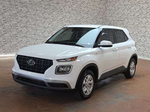 Certified 2025 Hyundai Venue SE FWD image 3
