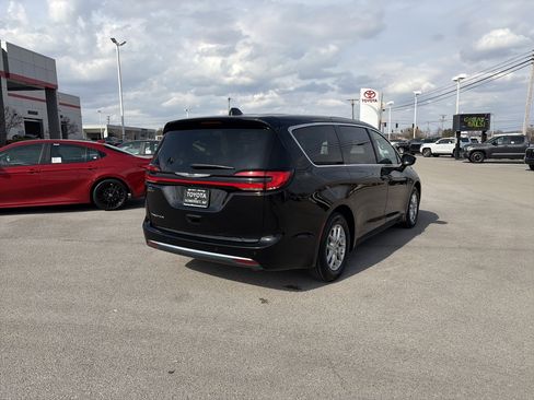 Used 2024 Chrysler Pacifica Touring-L image 15