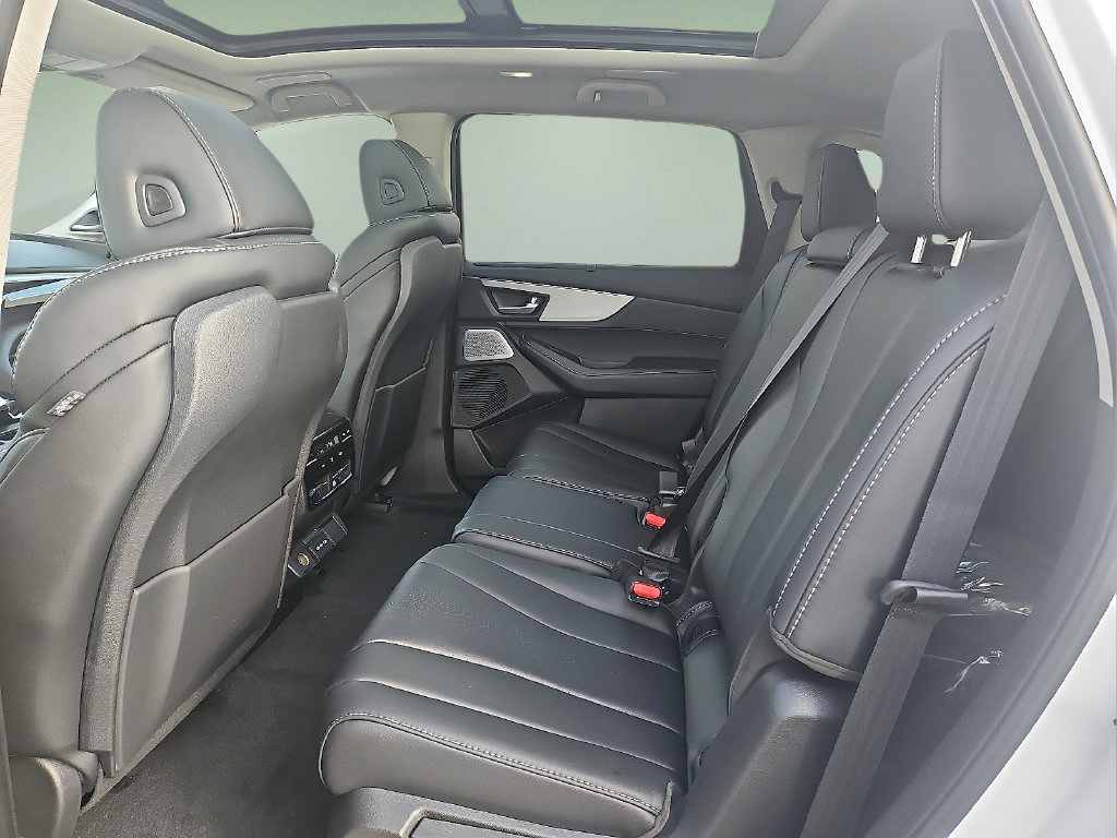 Certified 2026 Acura MDX w/ Technology Package FWD image 12