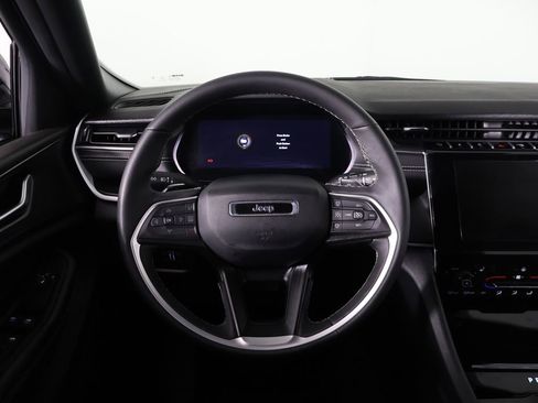 Used 2025 Jeep Grand Cherokee Altitude AWD/4WD image 40