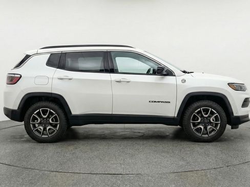 Used 2025 Jeep Compass Trailhawk AWD/4WD image 11