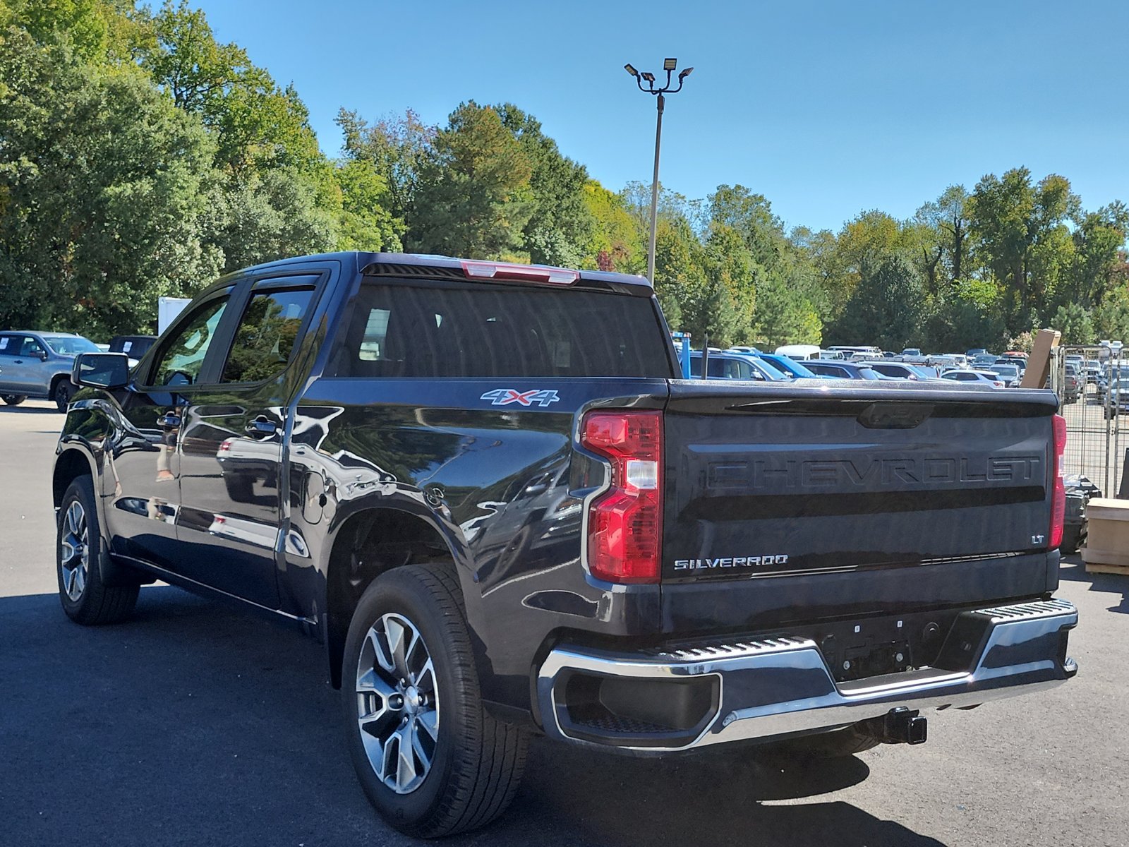 Used 2023 Chevrolet Silverado 1500 LT AWD/4WD image 3
