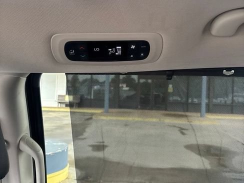 Used 2022 Chrysler Pacifica Touring-L FWD image 12