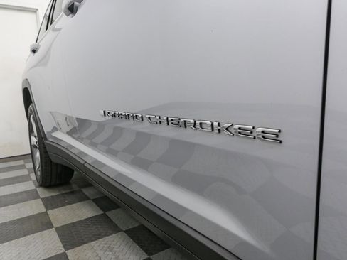 Used 2021 Jeep Grand Cherokee L Limited AWD/4WD image 9