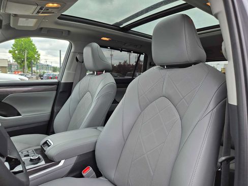 Certified 2025 Toyota Highlander Platinum AWD/4WD image 23