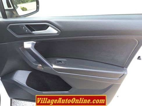 Used 2021 Volkswagen Tiguan SE image 36