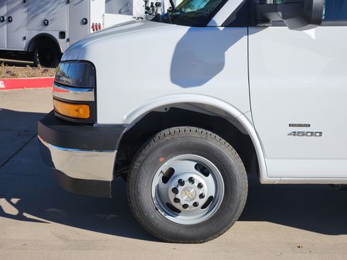 New 2025 Chevrolet Express 4500 w/ Power Convenience Package image 14