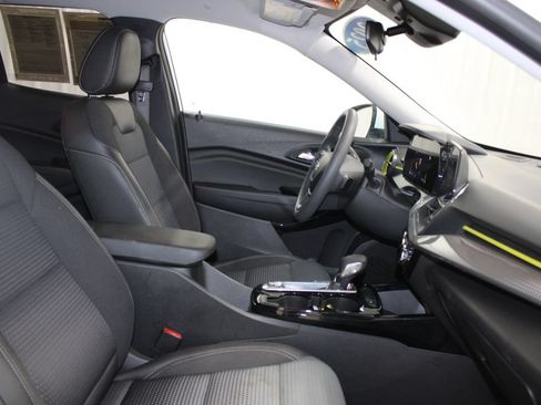 Used 2025 Chevrolet Trax LT FWD image 33