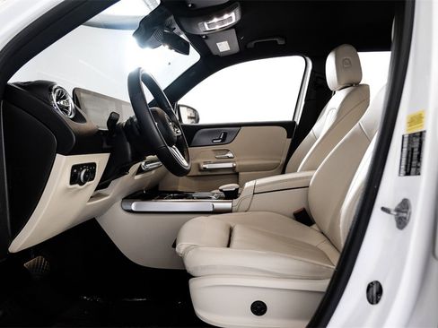 Used 2021 Mercedes-Benz GLB 250 w/ Premium Package image 4