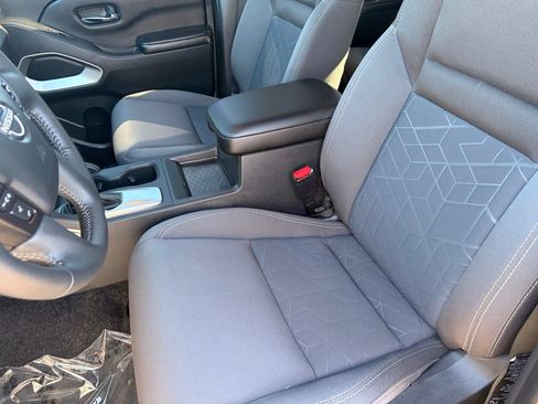 Certified 2025 Nissan Frontier SV w/ SV Convenience Package RWD image 19