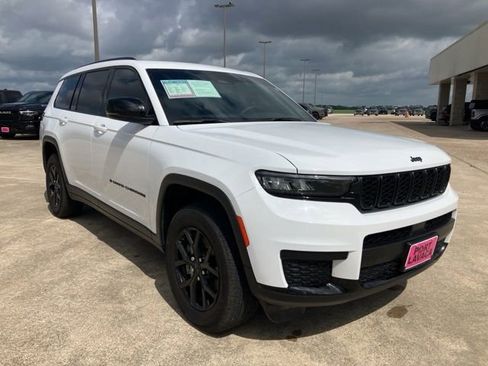 Used 2025 Jeep Grand Cherokee L Laredo RWD image 9