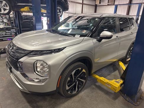 Used 2022 Mitsubishi Outlander SE image 3