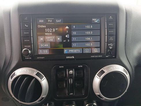 Used 2016 Jeep Wrangler Unlimited Sahara w/ Connectivity Group AWD/4WD image 16