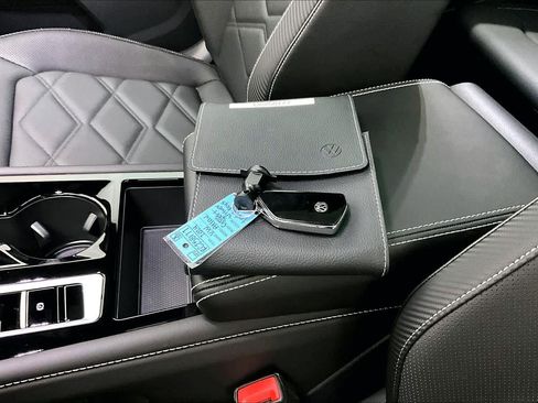 Used 2024 Volkswagen Atlas Cross Sport SE w/ Panoramic Sunroof Package image 15