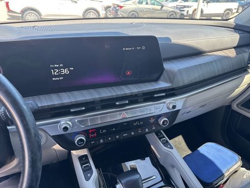 Used 2023 Kia Telluride EX w/ EX Captain's Chair Package image 7