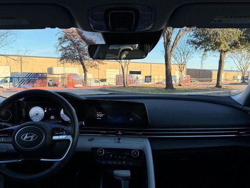 Used 2025 Hyundai Elantra Limited image 35