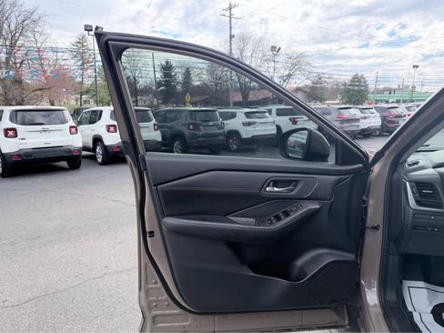 Used 2024 Nissan Rogue SV w/ SV Premium Package image 17