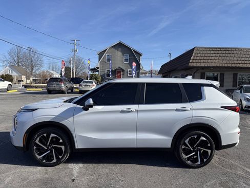 Used 2024 Mitsubishi Outlander SE image 2