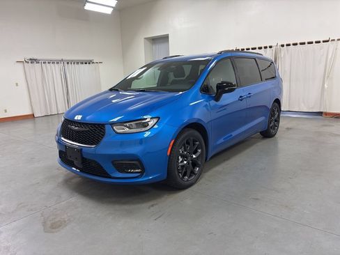 New 2026 Chrysler Pacifica Select w/ S Appearance Package FWD image 4