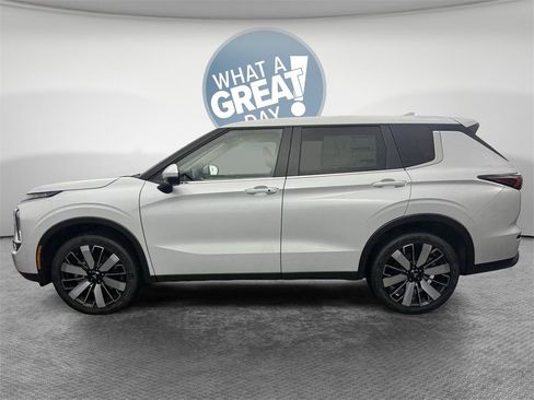 New 2025 Mitsubishi Outlander SE image 7