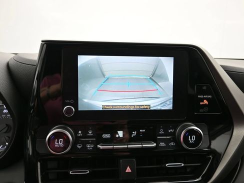 Used 2023 Toyota Highlander LE AWD/4WD image 16