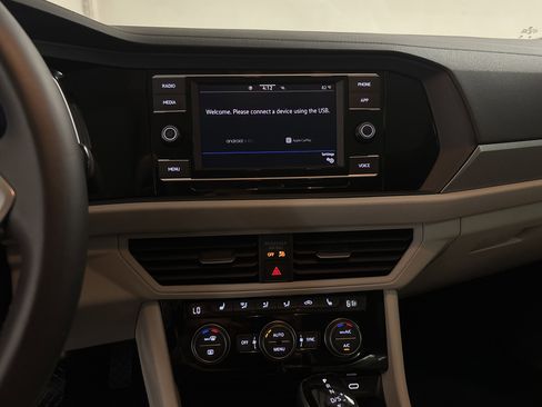 Used 2024 Volkswagen Jetta SE w/ Panoramic Sunroof Package image 12