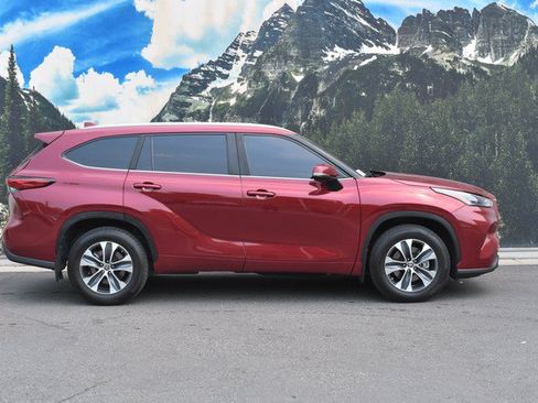 Used 2023 Toyota Highlander XLE AWD/4WD image 2