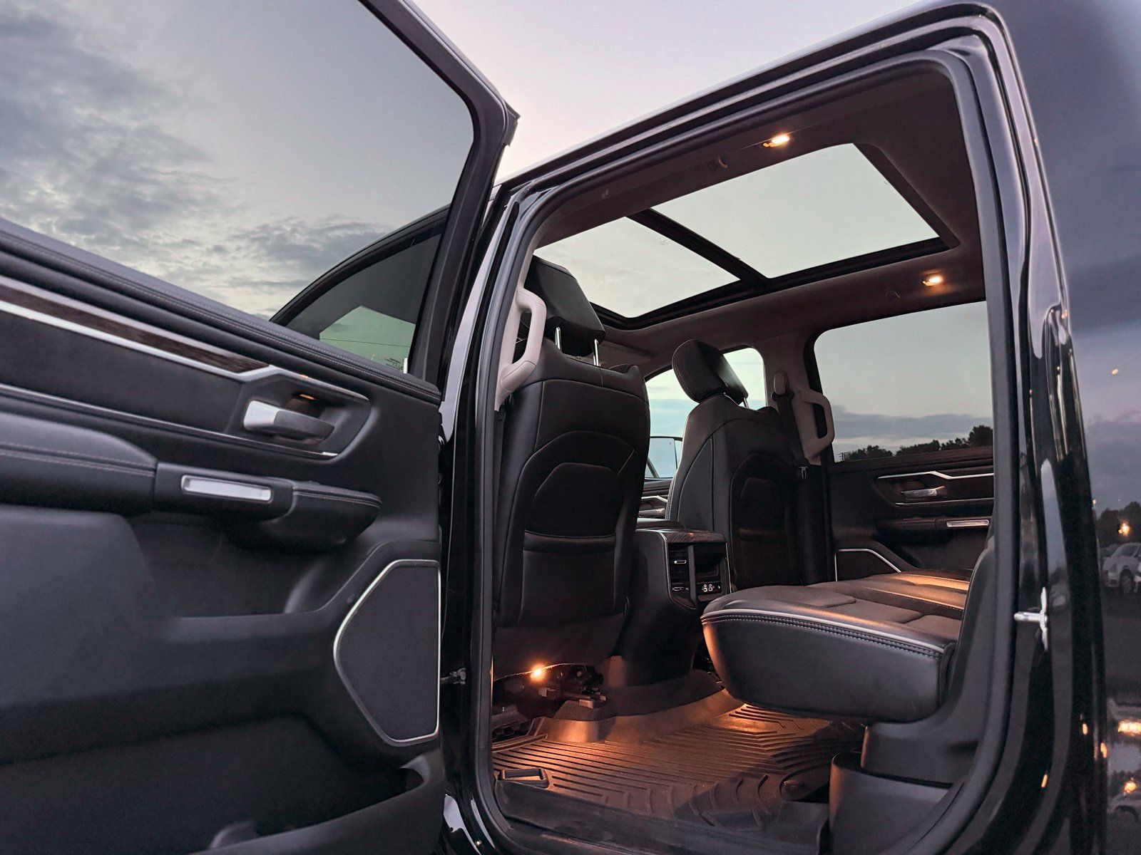Used 2019 RAM 1500 Laramie AWD/4WD image 30