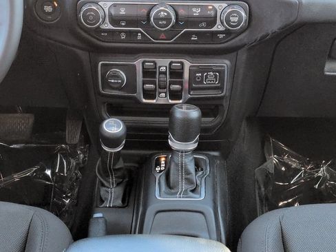 Used 2023 Jeep Gladiator Overland AWD/4WD image 19