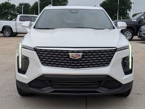 Used 2024 Cadillac XT4 Luxury w/ Cold Weather Package FWD image 6