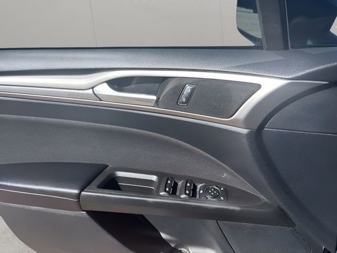 Used 2019 Ford Fusion SE FWD image 10