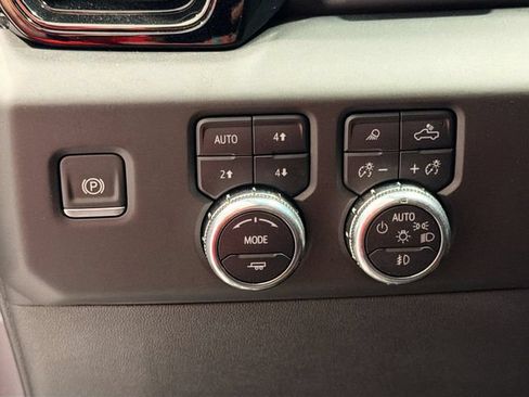 Used 2025 GMC Sierra 1500 AT4 w/ AT4 Premium Package AWD/4WD image 10