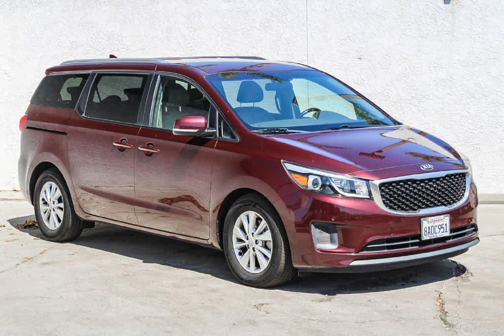 Used 2017 Kia Sedona LX w/ LX Essentials Premium Package FWD image 3