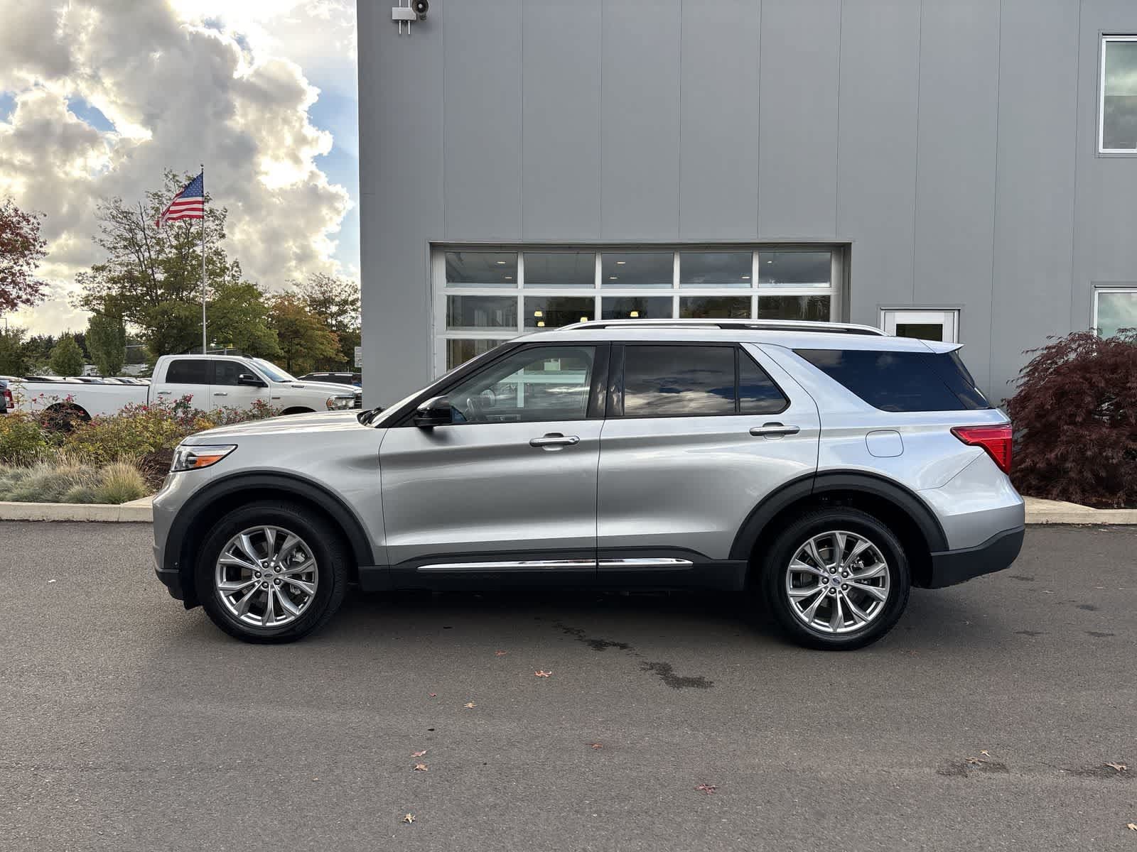 Used 2023 Ford Explorer Limited AWD/4WD image 2