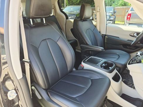 Certified 2024 Chrysler Pacifica Touring-L AWD/4WD image 17