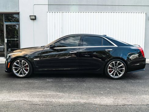 Used 2018 Cadillac CTS V w/ Luxury Package RWD image 5