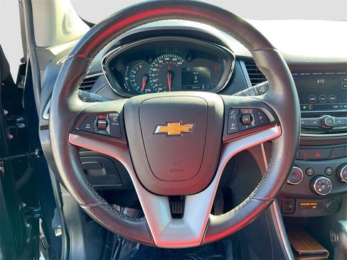 Used 2022 Chevrolet Trax LT w/ LT Convenience Package image 11